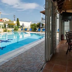 Makis Studios and Apartments